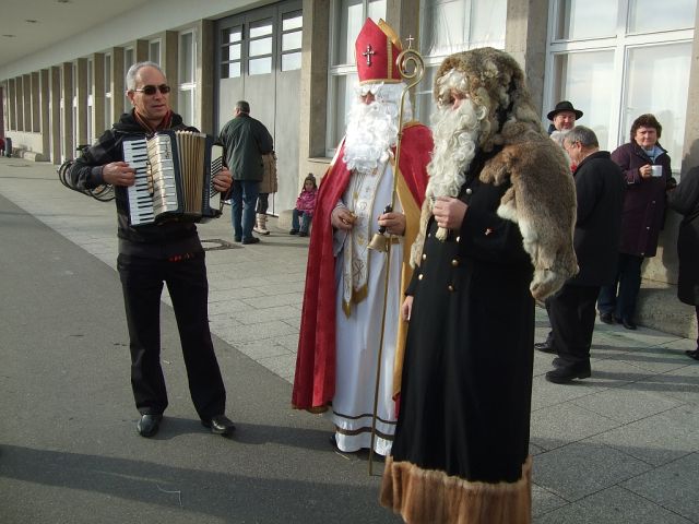 Charly spielt Weihnachtslieder, der Weihnachtsmarkt wurde Kurzerhand auf die Pier verlegt